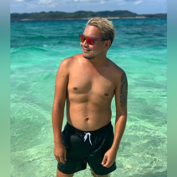 Hey, I’m Benny your posher. Im based in California - Picture 3 of 8